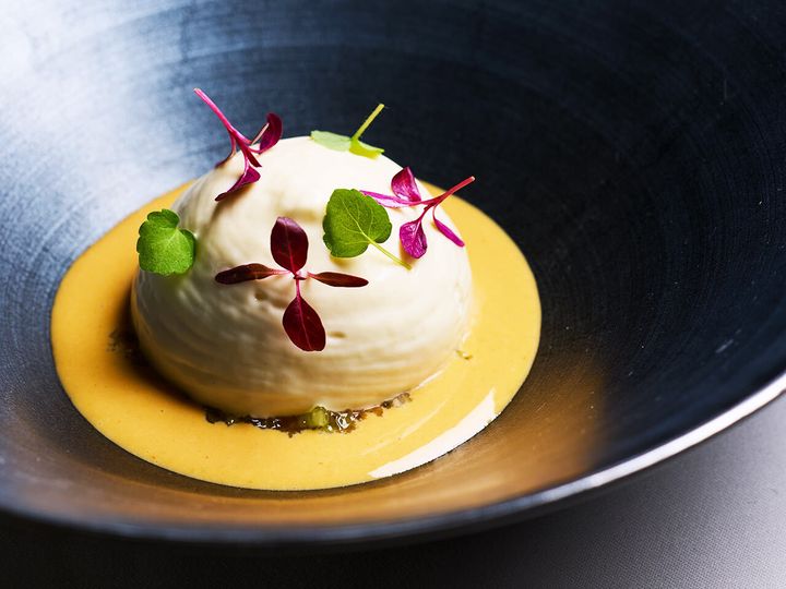 六本木『レストラン リューズ』のフェンネルのエスプーマの中にウニとキャビア、ゼリーで固めたフェンネルときゅうりが入った一品