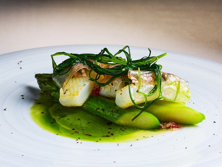 六本木『レストラン リューズ』のアスパラガスとそのクーリ、赤玉ねぎや実山椒のコンディメント、さっと炙ったアオリイカ、グアンチャーレを重ねた逸品
