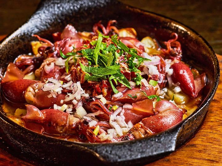 大崎広小路『スペインバル ジローナ』の「ホタルイカのアヒージョ」