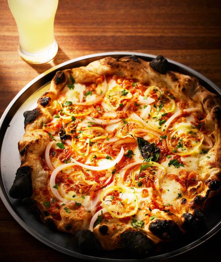 乃木坂『PST 六本木』の「桜エビと新玉ねぎ、国産レモンのピッツァ」、「自家製リモンチェッロソーダ」