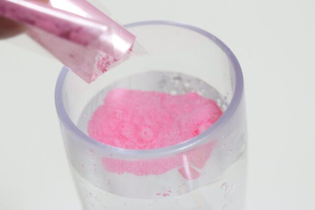 セリアのオーロラパウダー ピンクは飲料200ccに対し1袋使用する