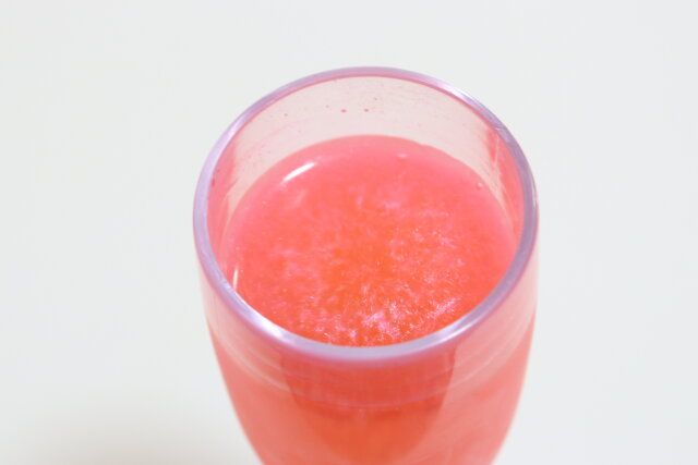 セリアのオーロラパウダー ピンクはラメみたいに輝くドリンクが作れる