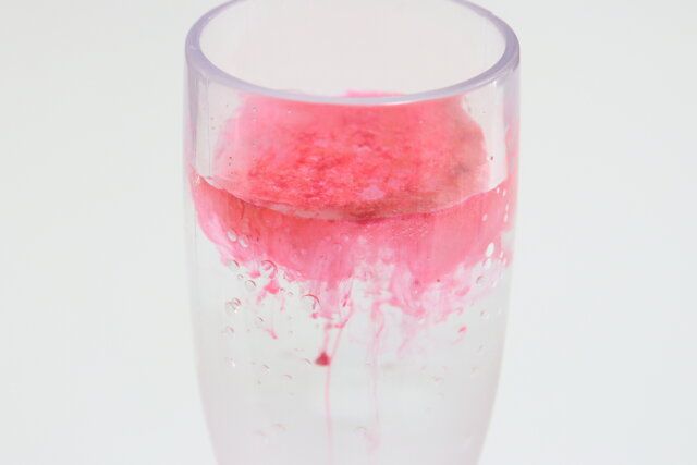 セリアのオーロラパウダー ピンクを飲料に入れた様子