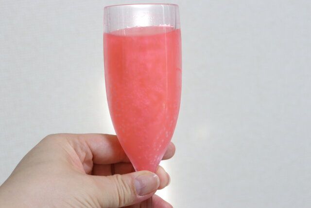 セリアのオーロラパウダー ピンクを入れて作ったドリンク