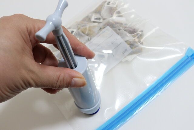 セリアの食品圧縮袋 3P 22×21を食品圧縮袋用手動ポンプで空気抜き