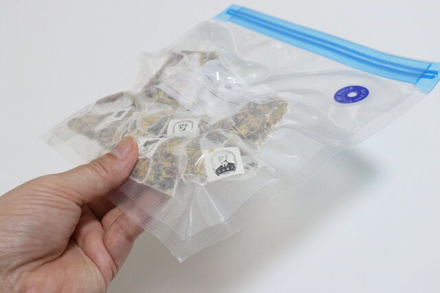 セリアの空気を抜いた食品圧縮袋 3P 22×21