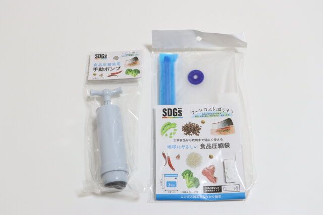 セリアの食品圧縮袋用手動ポンプと食品圧縮袋 3P 22×21のパッケージ