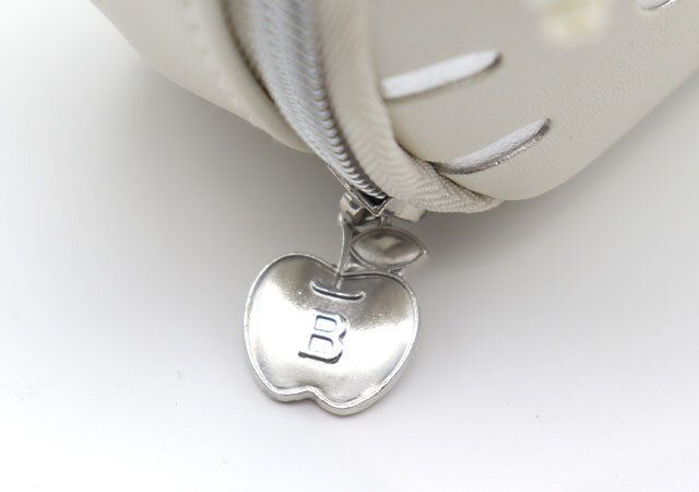 シルバーファスナーとリンゴモチーフ