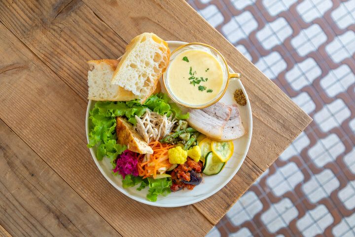 大阪・関西万博と合わせて立ち寄りたい！弁天町駅前の「buon vento」で野菜たっぷりの手作りランチを