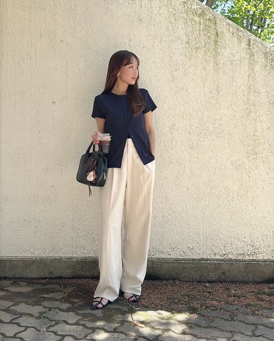 GUのネイビーの「フロントボタンポインテールT」