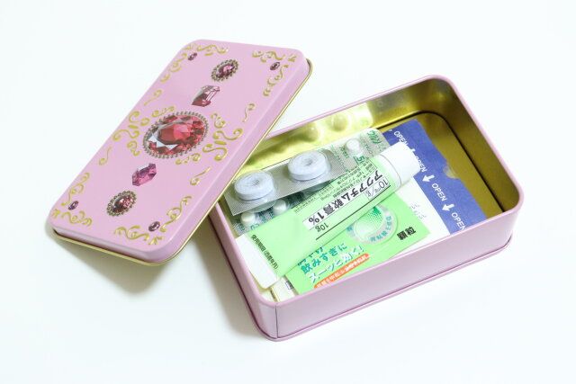 セリアの薬を入れられるギフト缶 ジュエル