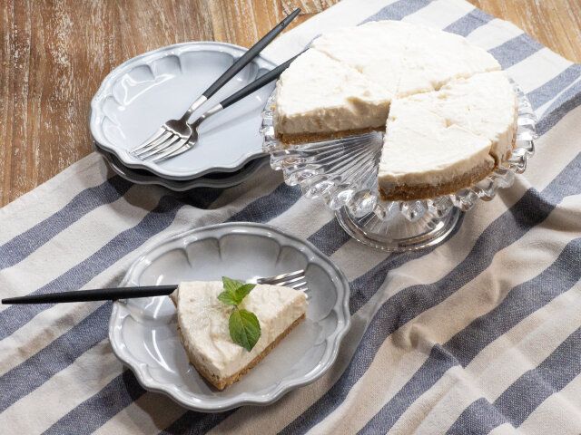 水切りヨーグルトで作る！レアチーズ風ヨーグルトケーキの完成。