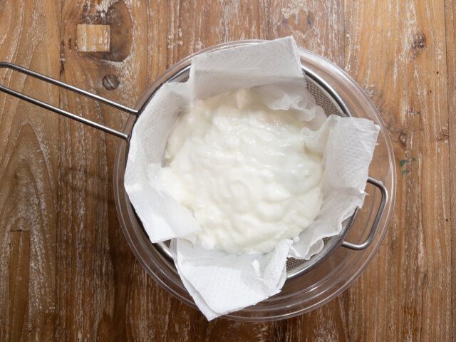 プレーンヨーグルトを冷蔵庫で一晩水切りする。