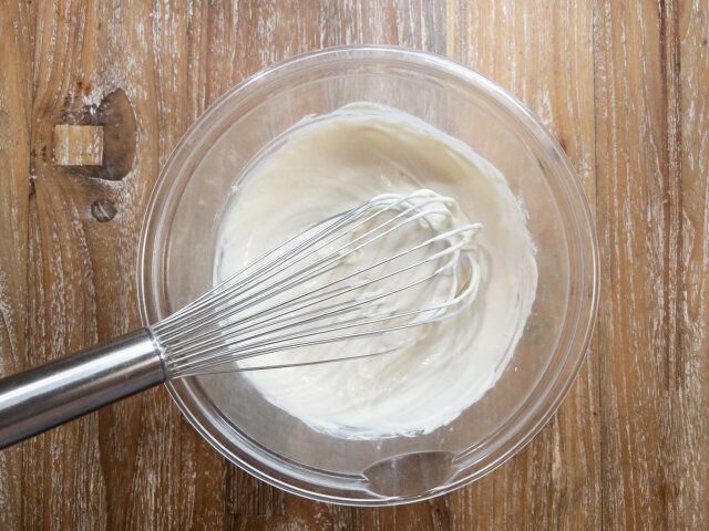 水切りしたヨーグルトを入れたボウルに、砂糖・レモン汁・生クリームを加え、滑らかに混ぜ合わせます。