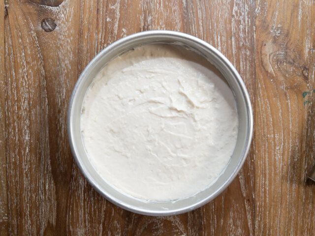 冷やし固めておいたケーキ型に⑤のアパレイユを流し入れる。