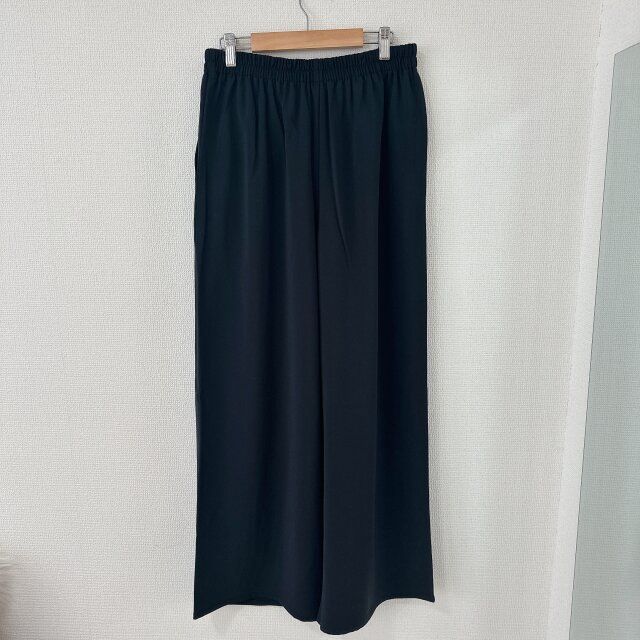 GU ドレープワイドパンツZ BLACK 後ろ側