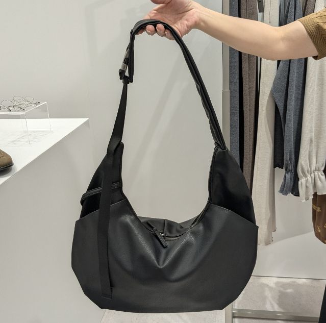 黒のコクーンショルダーバッグ