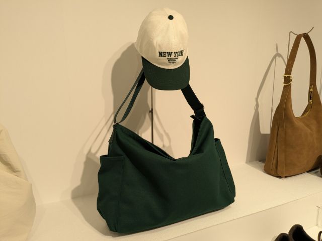 グリーンのキャンバスショルダーバッグ+E
