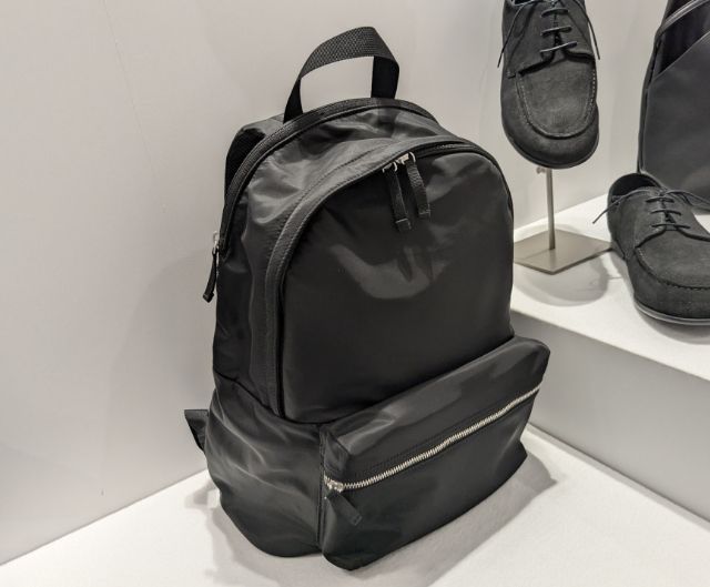 黒のナイロンツイルバックパック+E