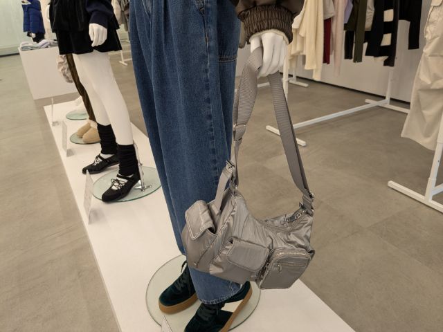 シルバーのアウトポケットショルダーバッグ+E