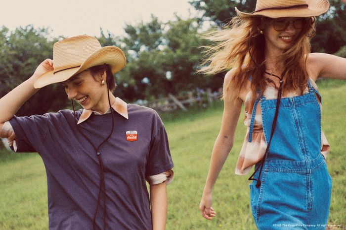 ジュングループと「コカ･コーラ」のコラボコレクションが登場！「コカ・コーラ」の歴代ロゴをファッションに落とし込んだ多彩なラインナップに注目