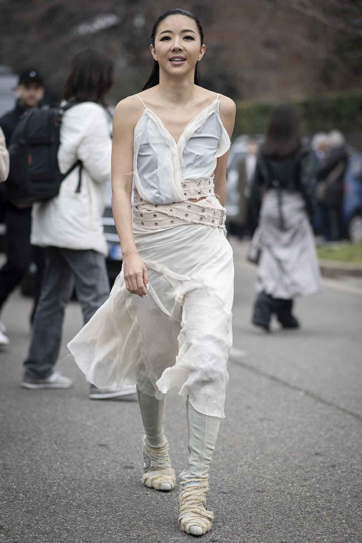 画像: 涼感ホワイトコーデを辛口に着こなす