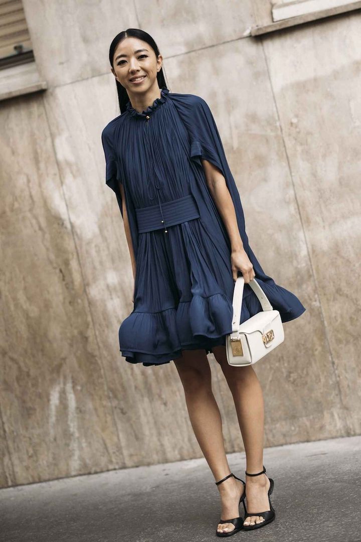 画像: フェミニンワンピースはネイビーに任せてノーブルに