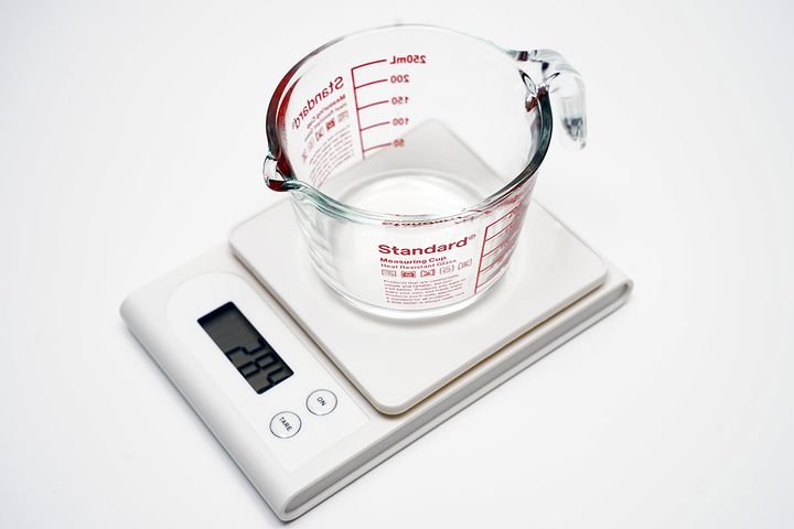 「耐熱計量カップ 250mL」は計量できる容量は半分ですが、本体の重さは半分以下です。これが使い勝手に大きく影響します。