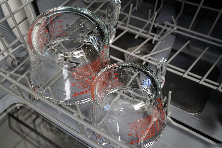 毎日さまざまに工夫をして食器洗い機の中に食器を押し込んでいるのに、専有する面積が1.7倍と考えると「耐熱計量カップ 250mL」で十分に感じます。