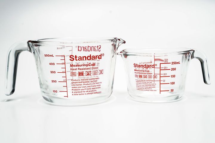 写真左が「耐熱計量カップ 500mL」。写真右が「耐熱計量カップ 250mL」。大きさ以外はほとんど同じ仕様になっています。