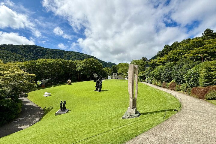 絶景を望む温泉足湯も♪ 歩いて、撮って、箱根の森でのんびりアートをめぐる「彫刻の森美術館」