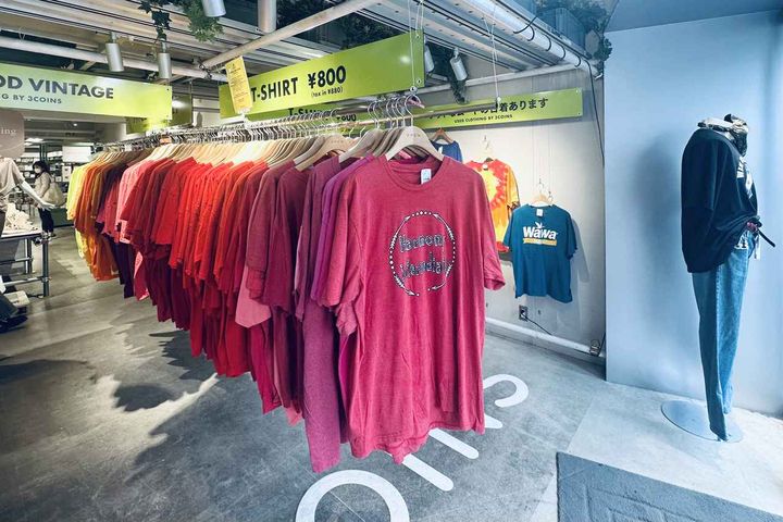 画像: 3COINS 原宿本店の古着販売エリア www.3coins.jp