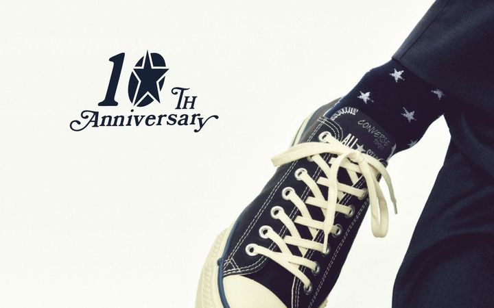CONVERSE TOKYO（コンバース トウキョウ）のブランド10周年を記念し、特別なALL STARをリリース。これまでの歩みとともにこれからを歩く一足となっている。