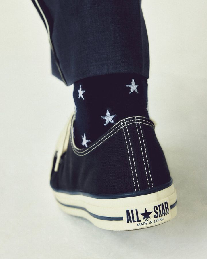 カラーには、CONVERSE TOKYOのアイコンともいえるネイビーをセレクト。流行に左右されない深みのある色合いが、スタイリング の幅を広げながら、ブランドの芯を表現している。