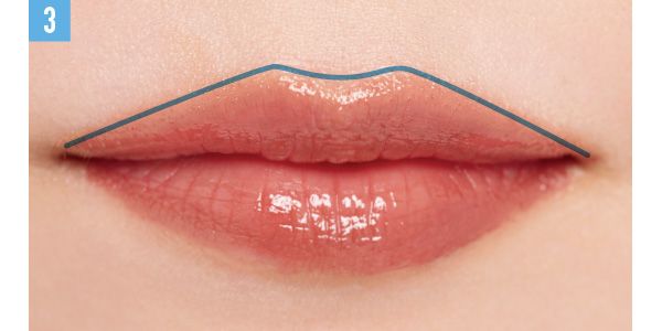 輪郭より大きめなツヤリップでイキイキ