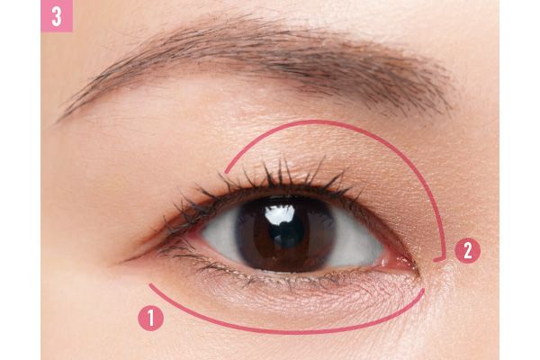 目元は下まぶた重めで中顔面を短く見せる