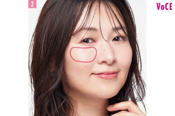 チークは高め！ 視線を引き上げより小顔に