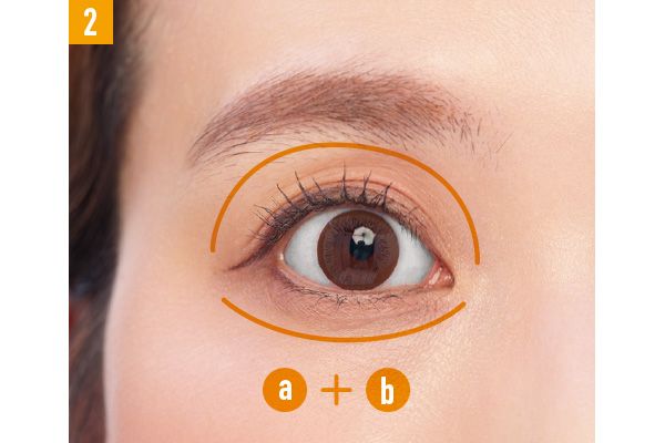 目元に血色を散らして顔色をアシスト！