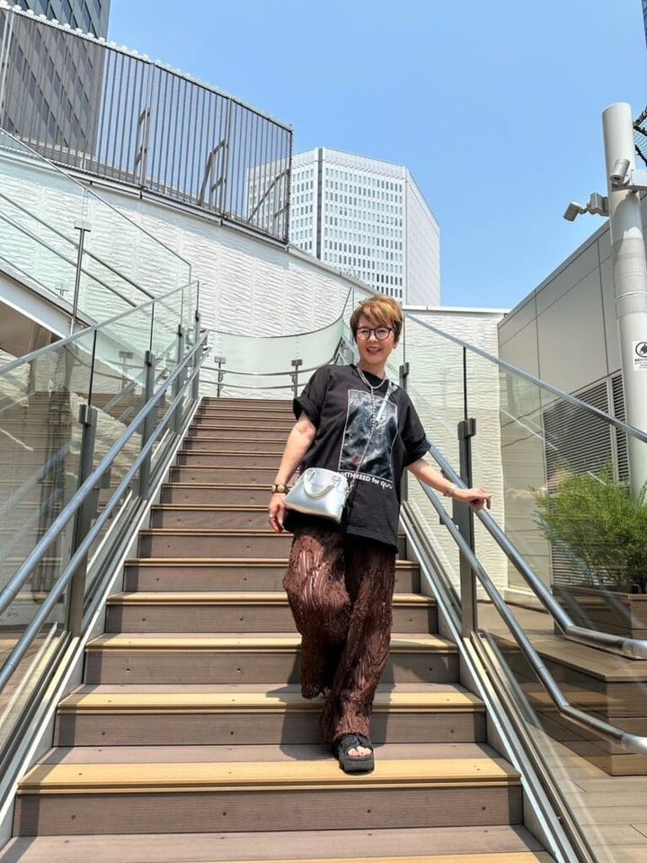 「しまむら」のセットアップのパンツと黒Tシャツのコーディネート