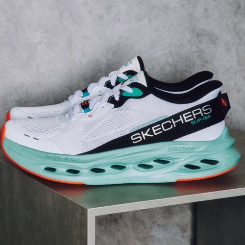 スニーカー界の“自動ドア”じゃん…！もう靴紐には戻れないスケッチャーズ「ハンズフリー」が“靴の概念”を変えてきた