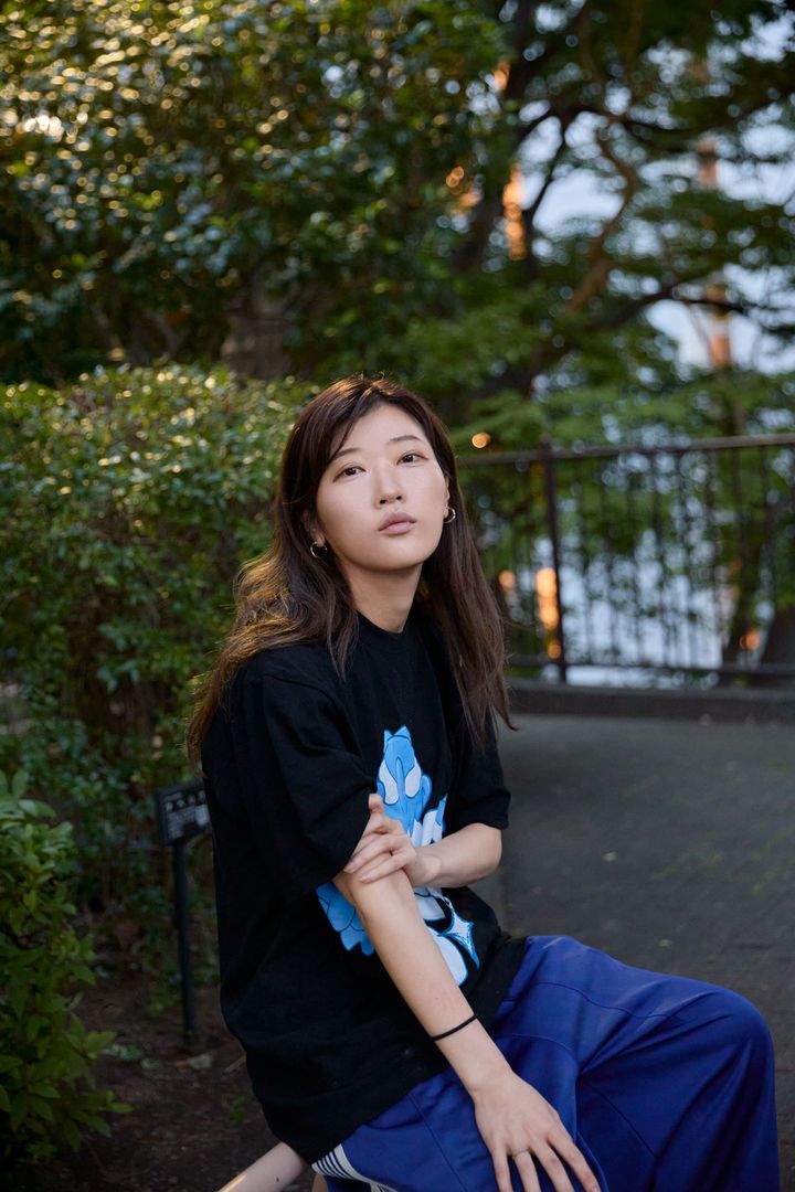 腰掛けるヒコロヒー