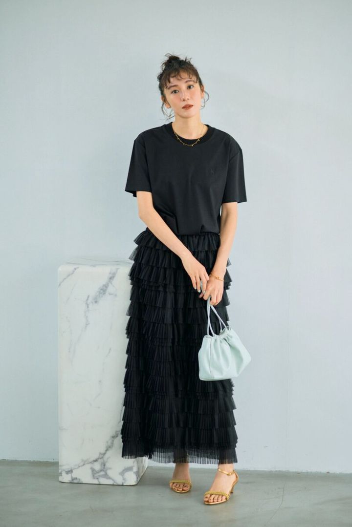 Tシャツ1万4300円、バッグ2万5300円（ともにカルヴァン・クライン／カルバン・クライン カスタマーサービス） スカート3万7400円（プルミエ アロンディスモン）、ピアス3520円（Filigran）、ネックレス1870円（シースキー）、バングル3300円（ヘンカ／すべてロードス） サンダル6万4900円（ネブローニ／ピモンテ）