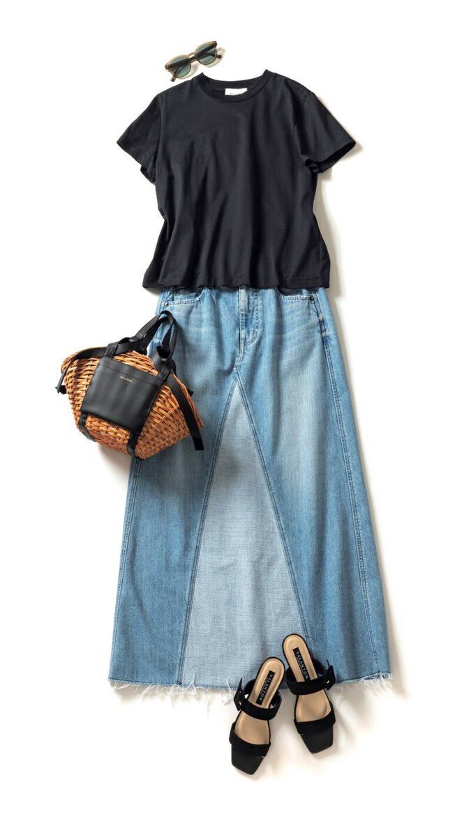 Tシャツ1万2100円（ニコラ ジェイソン／リノウン） デニムスカート2万8600円（レッドカード トーキョー／ゲストリスト） サングラス1万9800円（メッシーウィークエンド／プルミエ アロンディスモン） バッグ2万6400円（ヴィオラドーロ／モンテグラート） サンダル2万900円（タラントン by ダイアナ／ダイアナ 銀座本店）