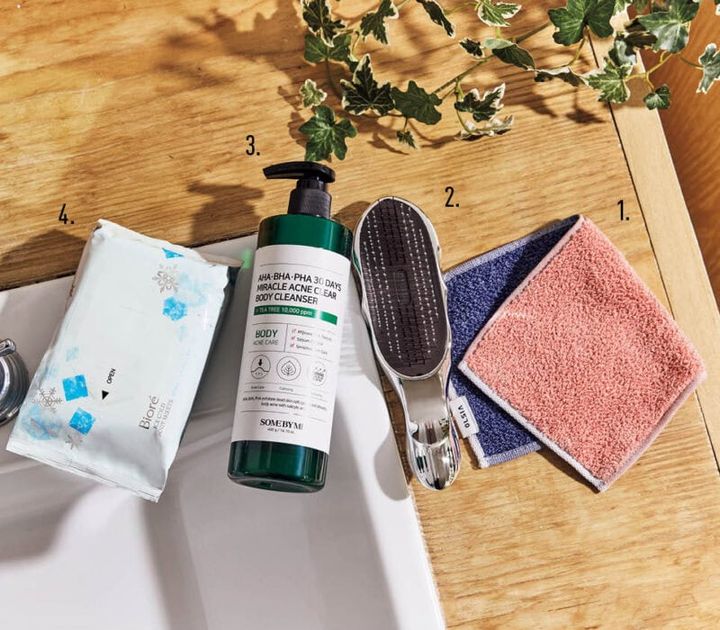 1.綿よりも吸水性が高いバンブーレーヨンとコットンを採用。「長方形のコンパクトサイズでサラッとした使用感」。OLSIA 2couleursハーフハンカチタオル #11 990円（オルシア） 2.「洗髪前のブラッシングは必須。特に湿度の高い時期には持ち歩くことも」。すこやかな頭皮でニオイ知らず。リファイオンケアブラシ 6050円（MTG） 3.鎮静効果に特化。「自信をもってサマードレスが着られます」。SOMEBYMI AHA･BHA･PHA 30デミラクルアクネクリアボディクレンザー 400g 2409円（ワンダーライン） 4.厚手で大判でメントール配合シート。「−3℃の冷感でほてりが下がる感じも好き」。ビオレ 冷シート 無香性 20枚 467円（編集部調べ・花王）
