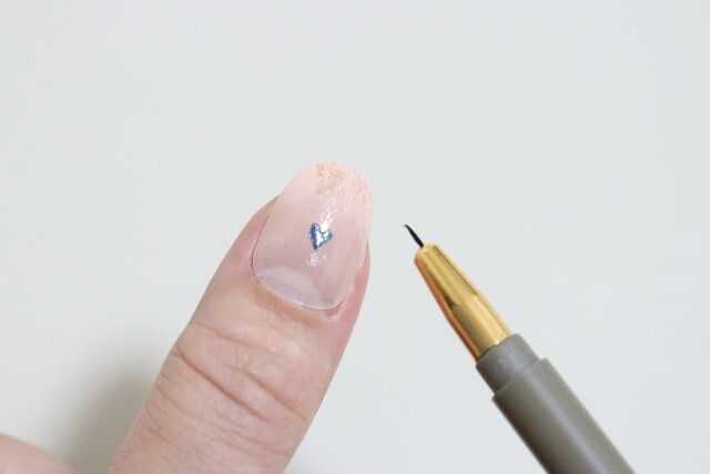 ダイソーのネイルブラシセットの細いペン