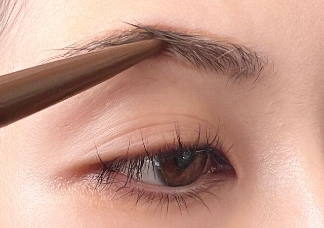 眉の隙間を「ペンシル」で埋めるのは今っぽくない！