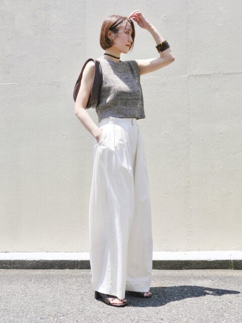 2025夏大人女子おすすめブラウン×ホワイトコーデ