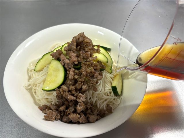 さっぱりぶっかけそうめん 汁かける