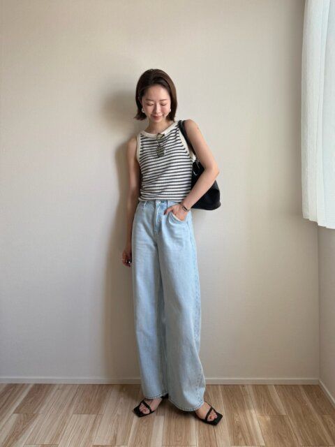 定番デニムとブラックのサンダルでカジュアルコーデ