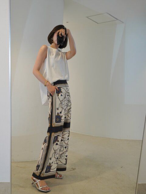 柄パンツにシルバーサンダルで夏コーデ